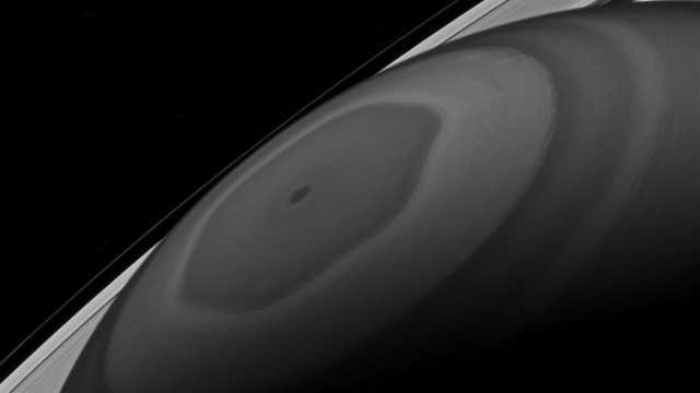 Кассини запечатлел таинственный шестиугольник на северном полюсе Сатурна