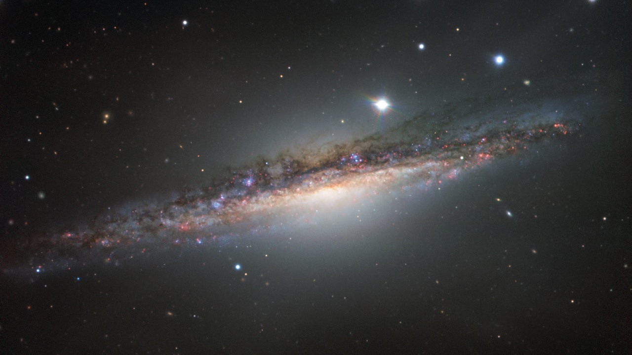 Астрономы опубликовали фото галактики NGC 1055