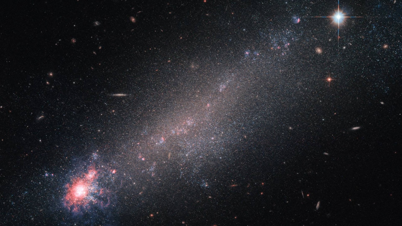 Хаббл шпионит за галактикой NGC 4861