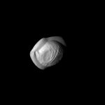 Кассини запечатлел спутник Сатурна обладающий довольно необычной формой