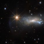 Телескоп «Хаббл» показал галактику с огромным ярким объектом