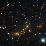 Хаббл запечатлел массивное скопление галактик