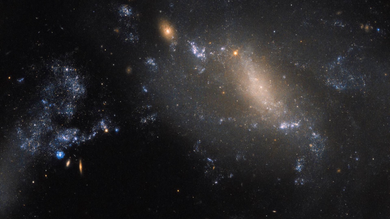 Космический телескоп Хаббла показал слияние двух галактик