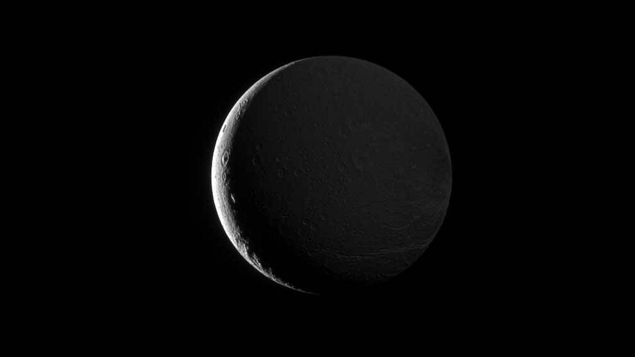 Свет отражённый от Сатурна озаряет Диону