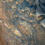 Синий бархат: облачные вершины Юпитера глазами Юноны